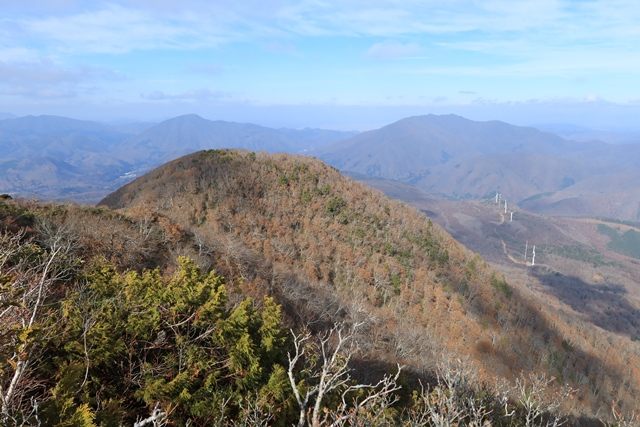 そして、これから向かうもう一つのピーク「女岳」です。
バックには、大戸岳＆小野岳の先に会津盆地が薄っすらと確認できます。