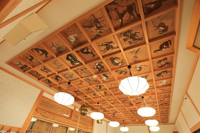 山津見神社は、全村避難中のH25年に火災に見舞われるも無事に再建を果たし、現在に至ります。
拝殿の天井には、200枚を超える狼の絵が飾られています。
(件の火災で焼失してしまいましたが、東京藝術大学の学生たちによって復元されています)