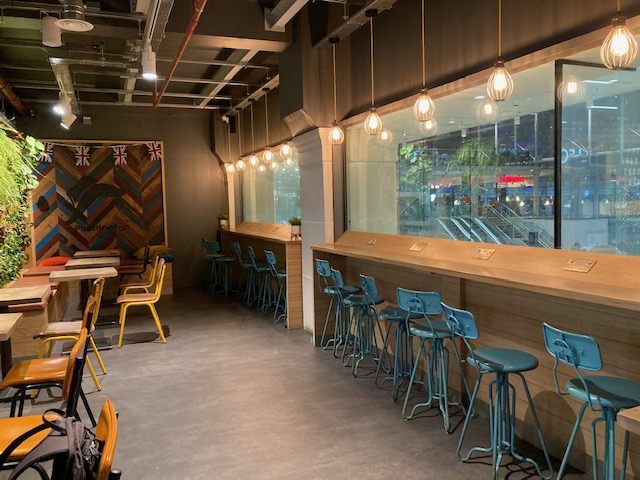 駅のプラットフォームを眺めながらお茶しませんか?