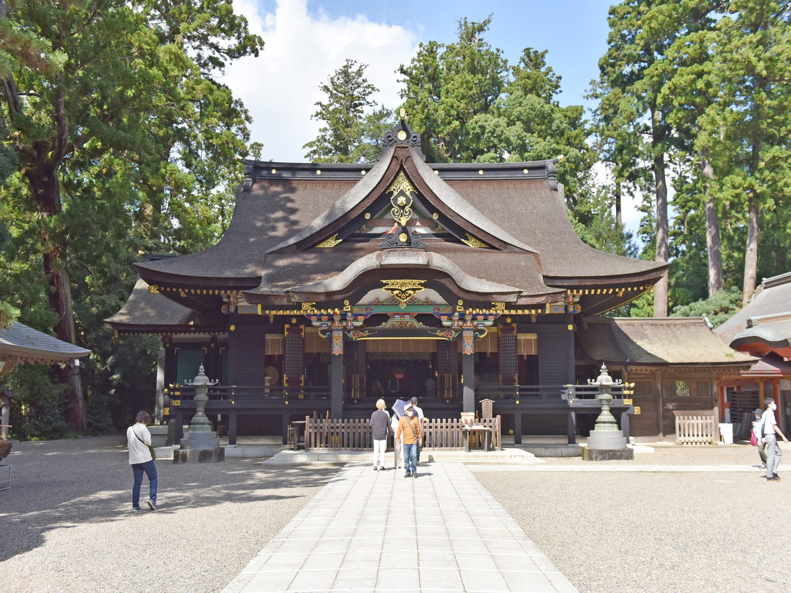 黒漆塗の建物に極彩色の装飾が施された拝殿