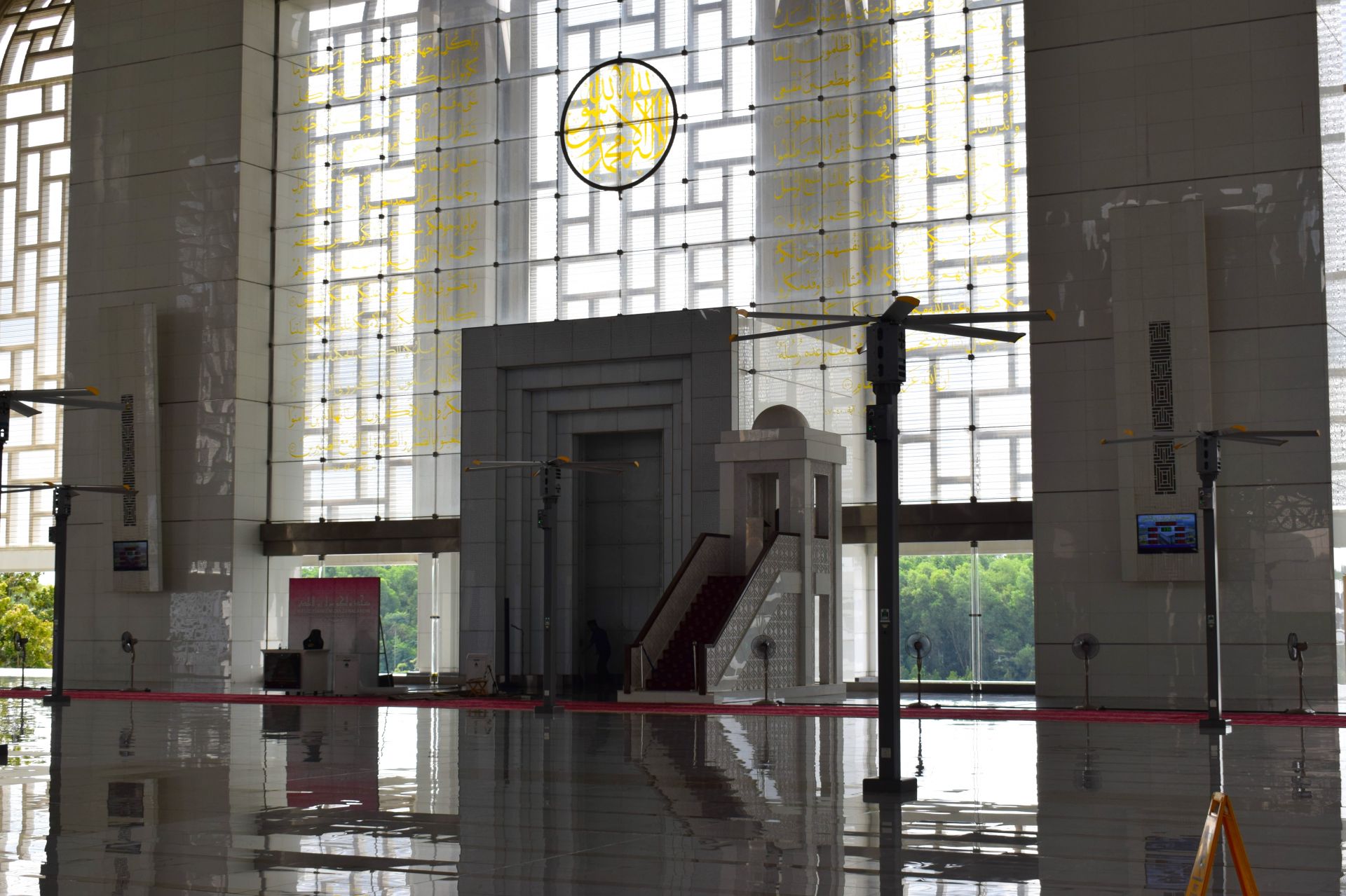 モスクの内観は白を基調としたシンプルな印象