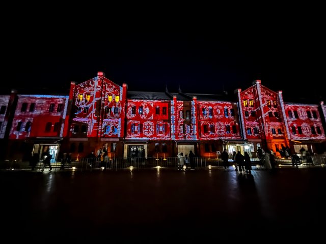 横浜赤レンガ倉庫のクリスマスプロジェクションマッピング