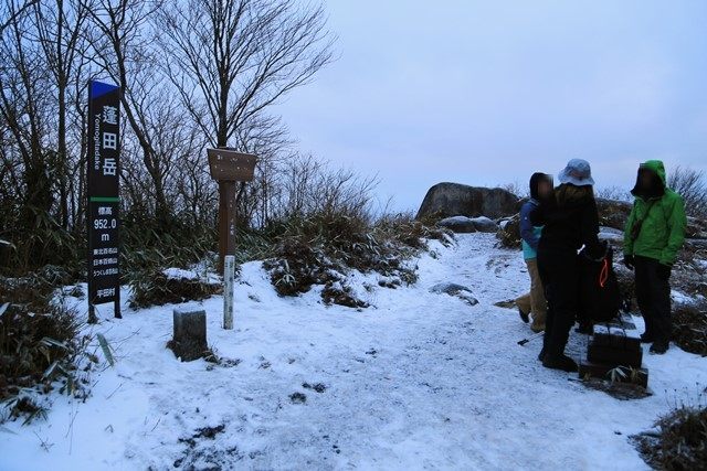 一等三角点と大岩のある山頂北側のポイントへも向かいました。
山頂一帯では、最も眺望に恵まれています。