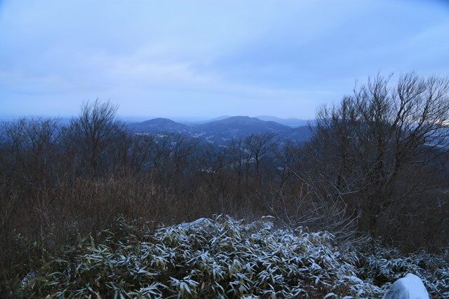 北側方向には、阿武隈高地の山々が続きます。