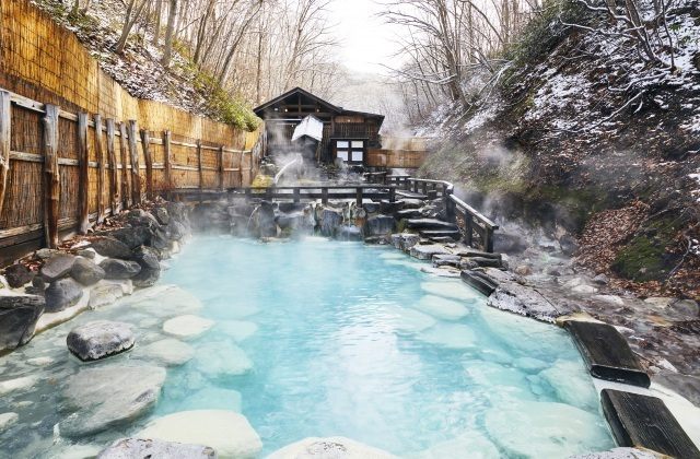 蔵王温泉は開湯1900年。共同浴場や温泉付き宿が建ち並びます