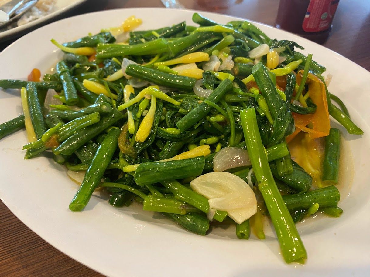 フローレスでは「野菜炒め」というとこのパパイヤの花を炒めたものが出てきます。
少し苦みがありさっぱりして美味しいです。