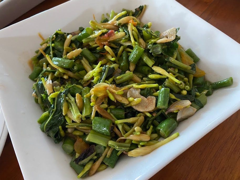 定番のパパイヤの花の炒め物。味つけは濃いめでした。