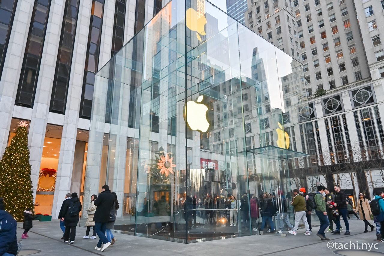 ガラス張りの建物が美しいアップルストア 5番街店