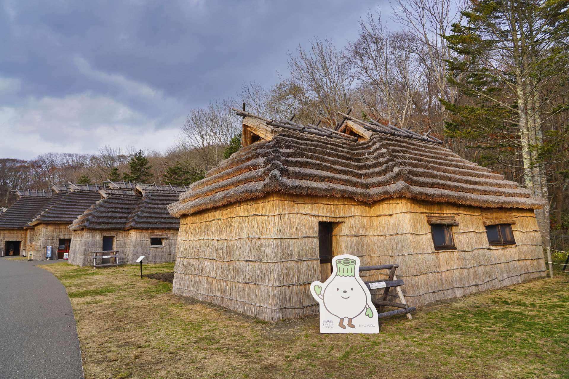 アイヌのチセ(家屋)が集まるコタン(集落)を再現 ©(公財)アイヌ民族文化財団