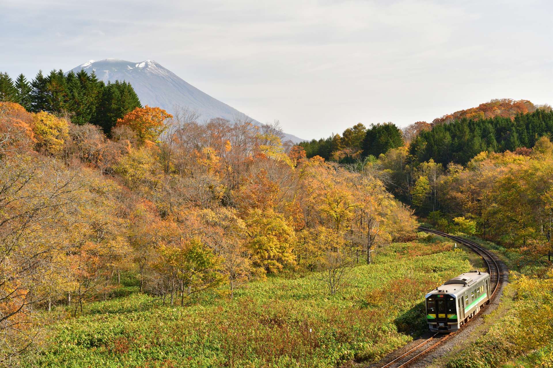 函館本線「山線」とニセコの羊蹄山　©PIXTA