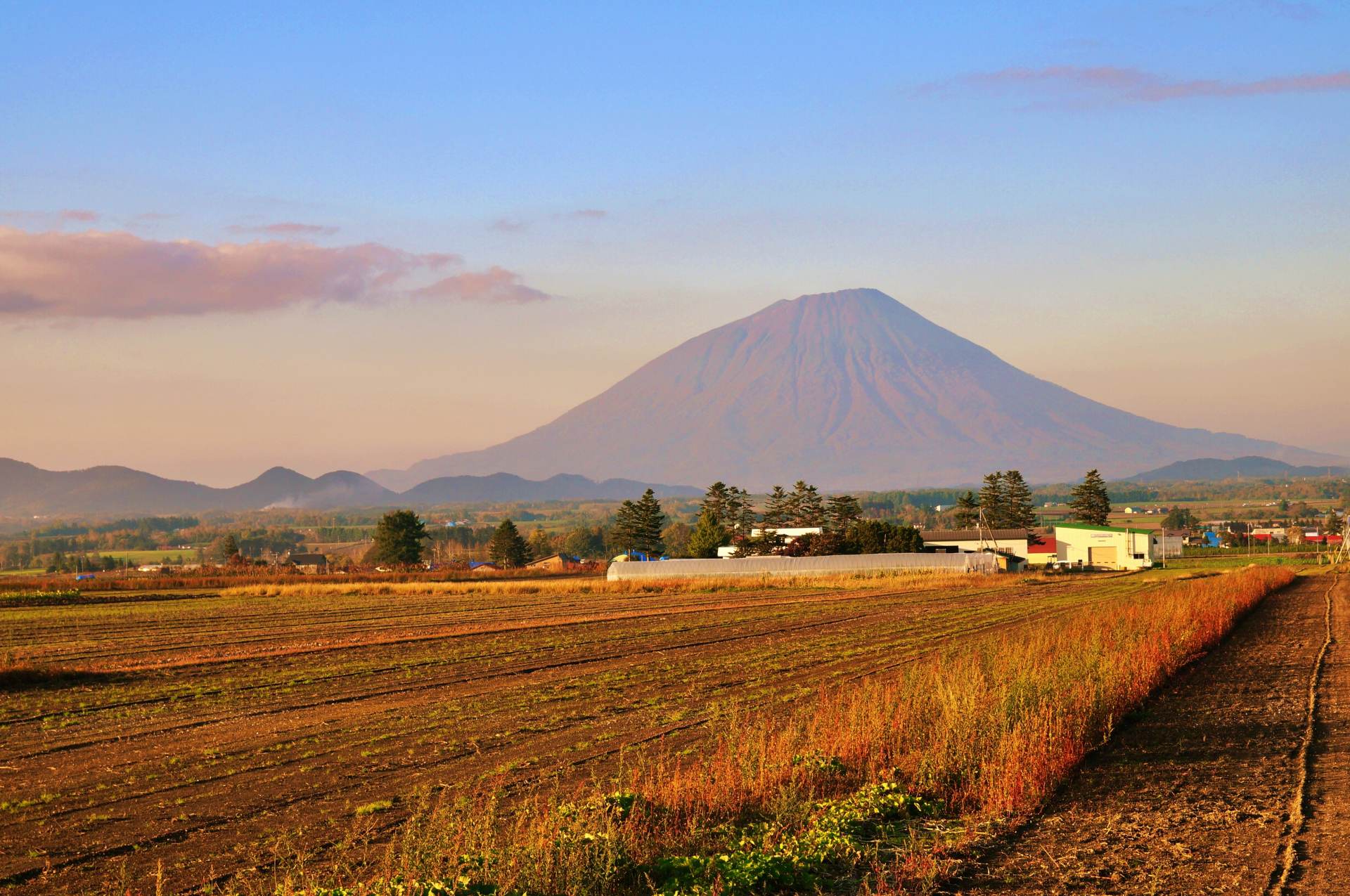 秋色のニセコと羊蹄山　©PIXTA