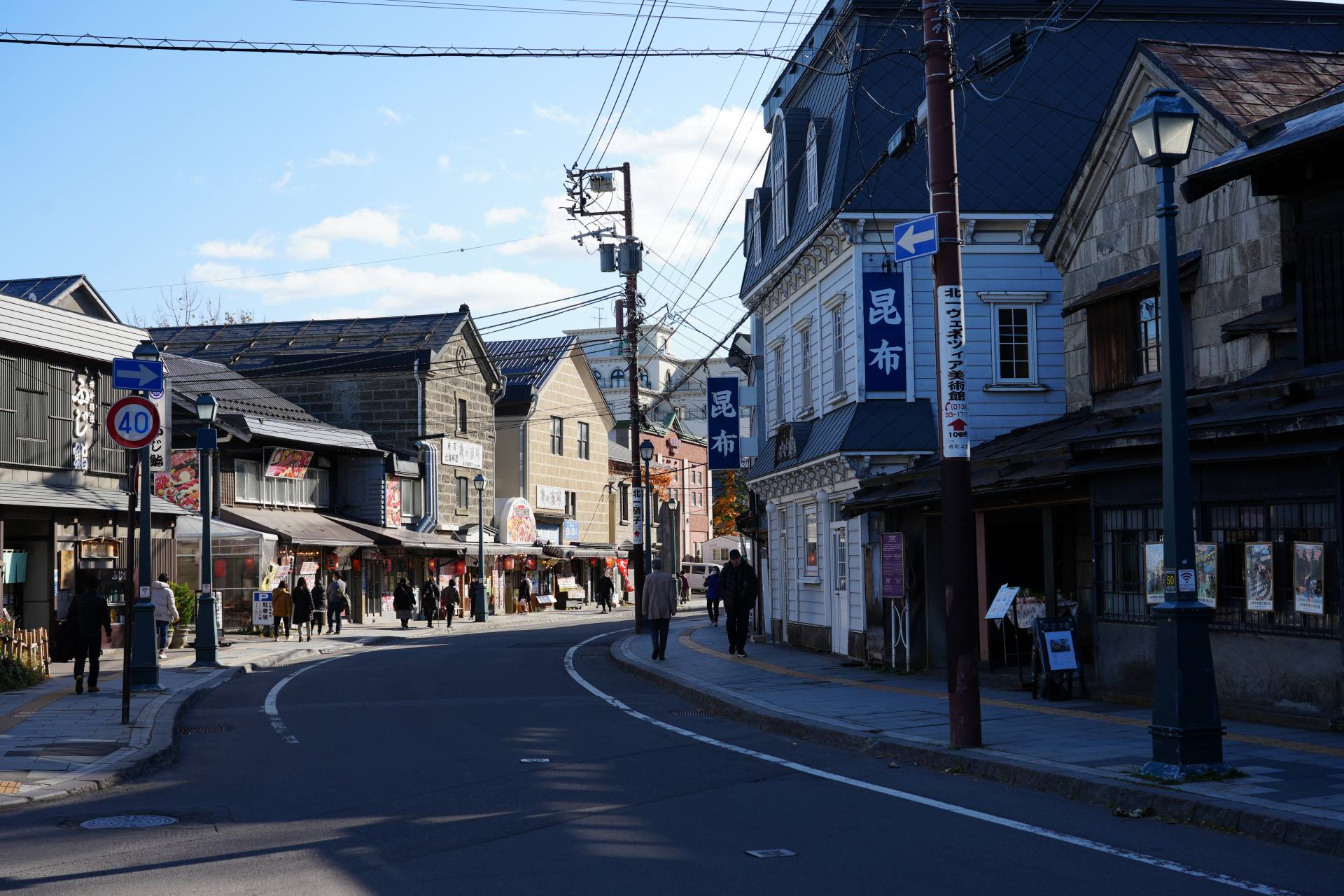 観光客でにぎわう小樽のメインストリート、堺町通り