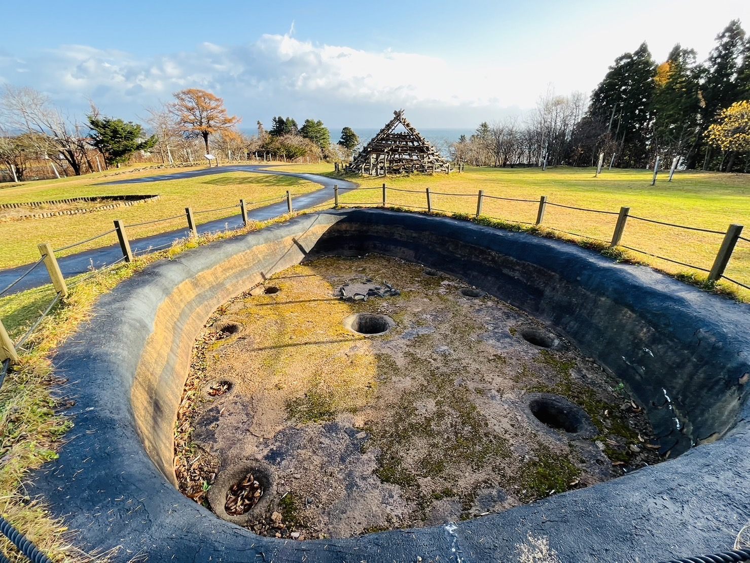 大船遺跡の復元住居と噴火湾の眺め