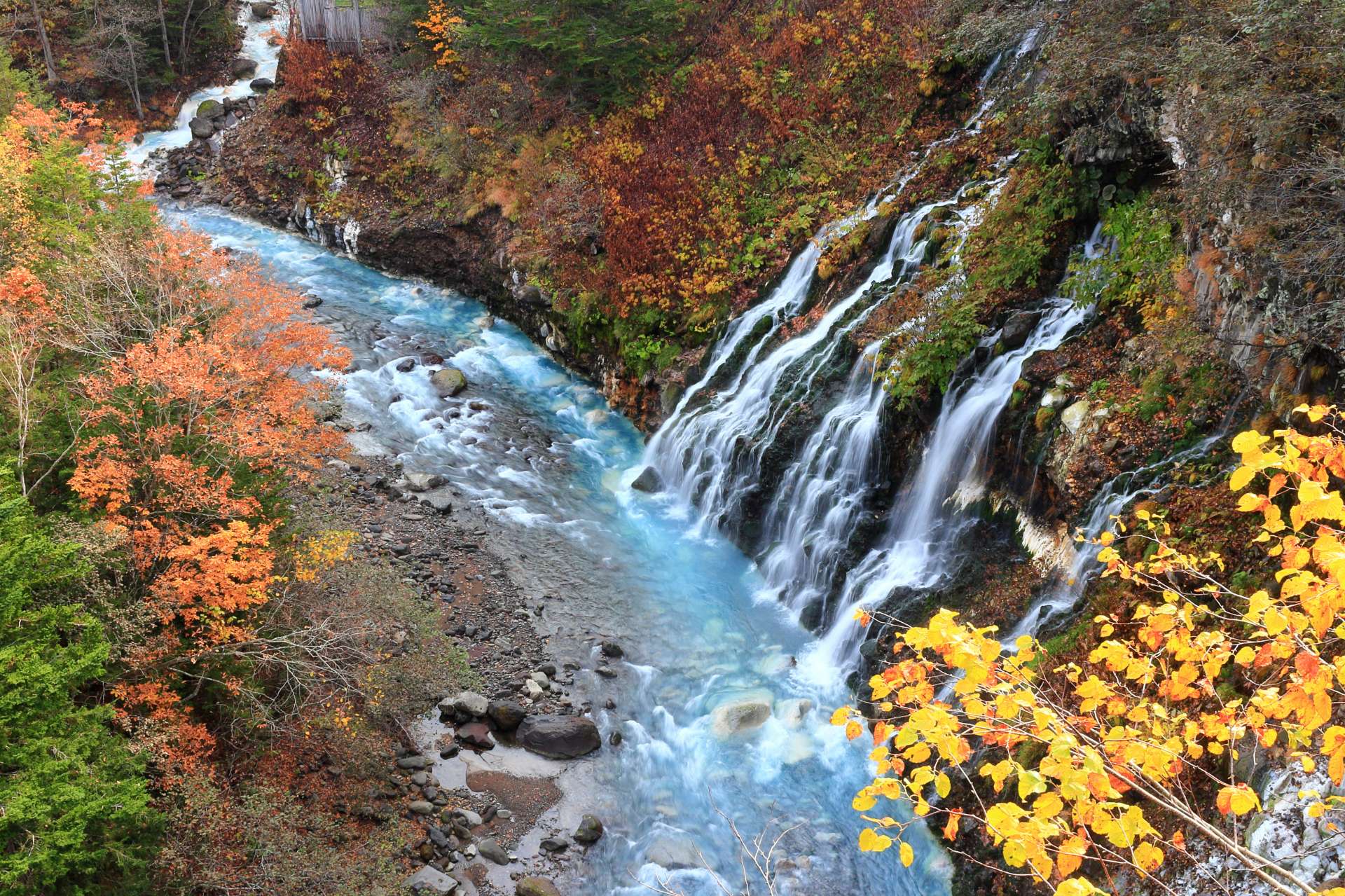 岩肌をつたって流れ落ちる落差約30mの滝　©PIXTA