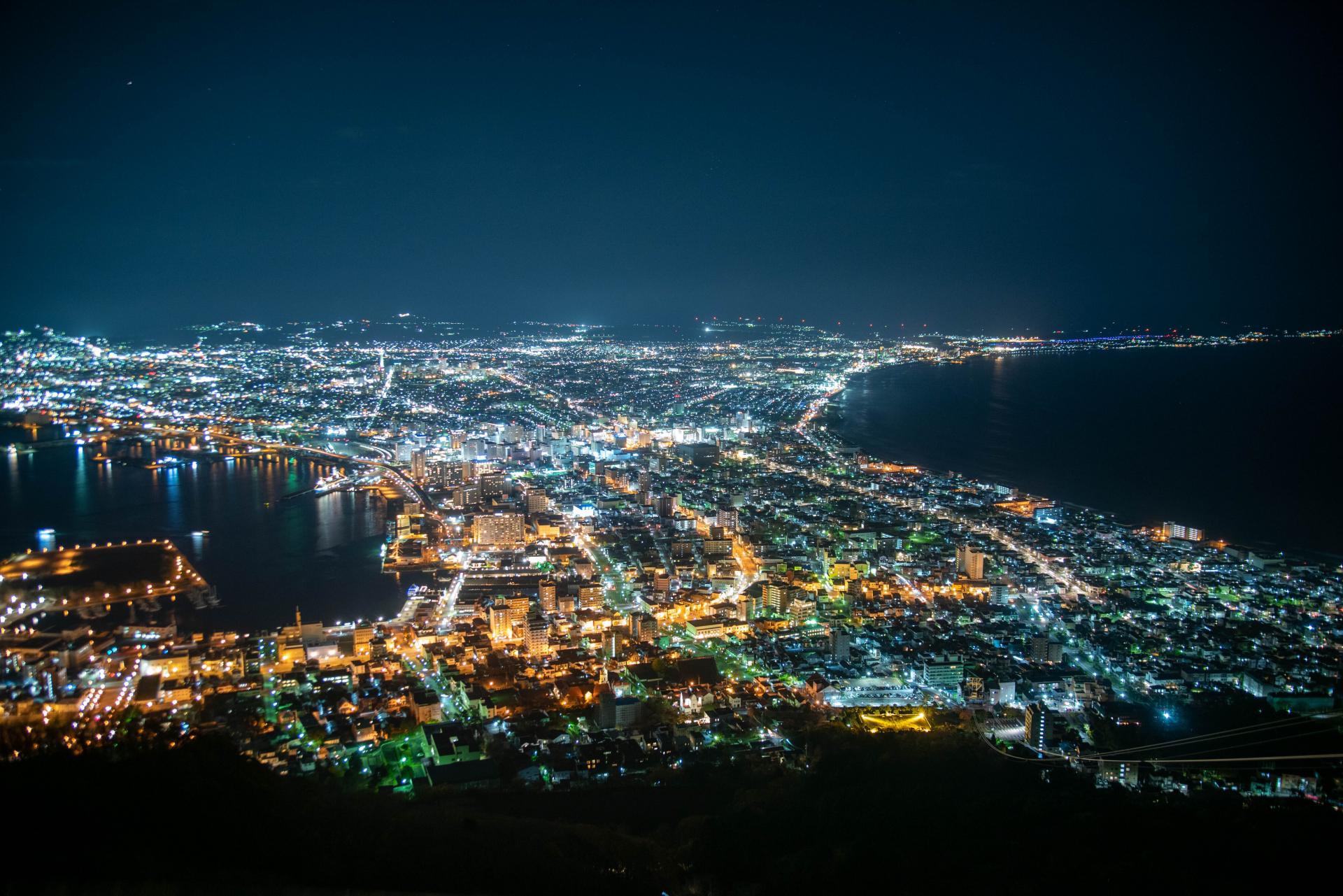 海に挟まれたくびれが特徴の函館山からの夜景　©PIXTA