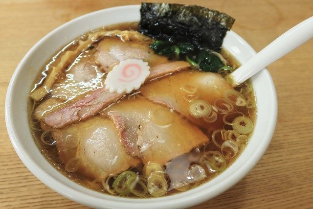一番人気というチャーシュー麵です。
数種類のチャーシューは、スモーキーでしっかりと歯応えのあるタイプ。
コシのある中太ちぢれ麵共々、香ばしいスープとの相性抜群です!
メンマのクオリティの高さも印象的です。
