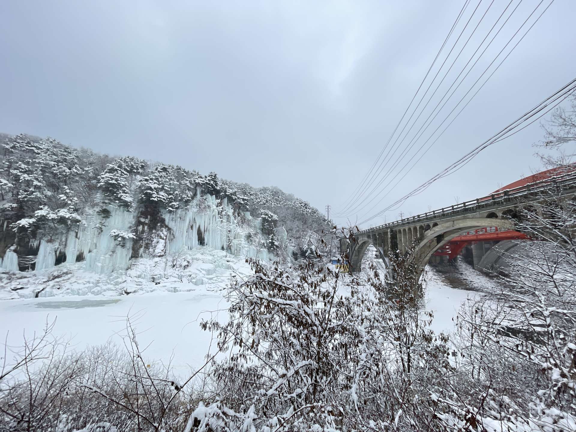 昇日橋と氷の滝