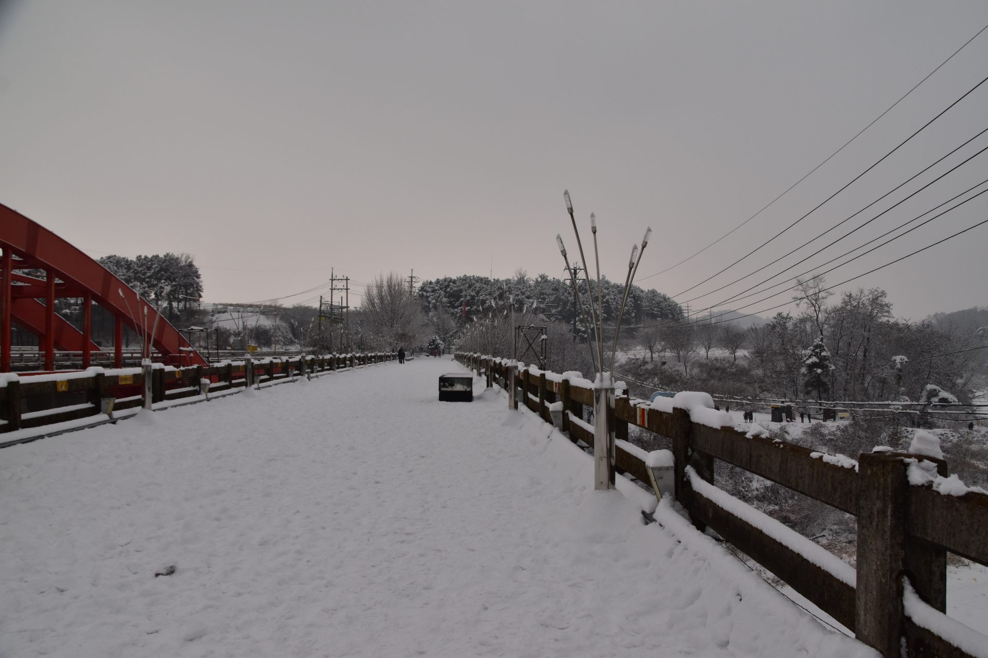 雪で真っ白な昇日橋