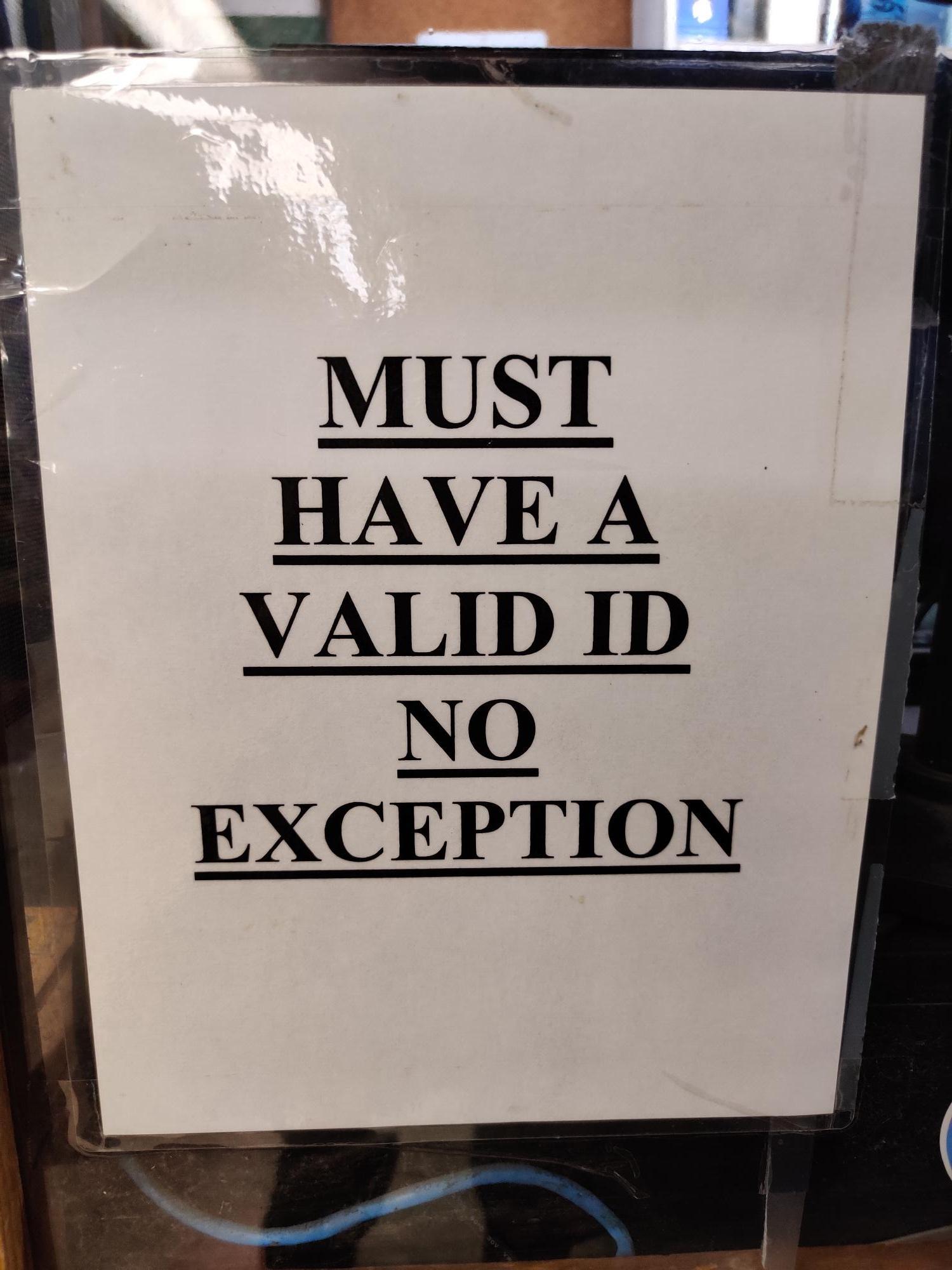 アメリカの酒屋さんでは21歳以上のIDカードの提示が必要。レジの脇には、例外なし！と追記してあります