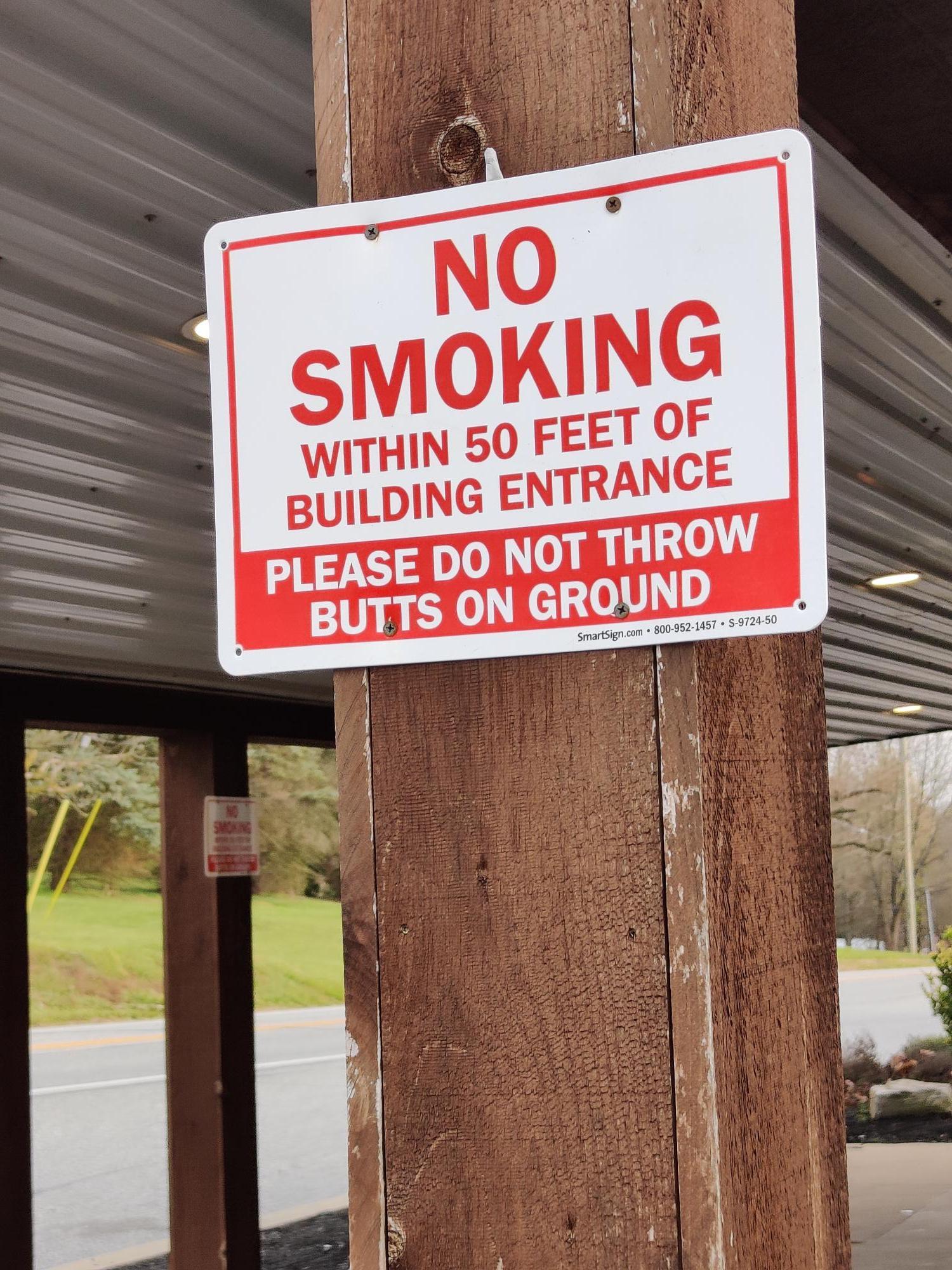 「建物から５０フィート以内では禁煙。吸殻を捨てないでください」というサインを掲示するレストランもあります