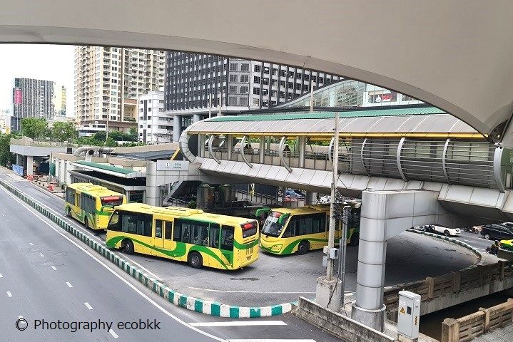 BRTサートーン駅と黄色い車体が特徴のBRT