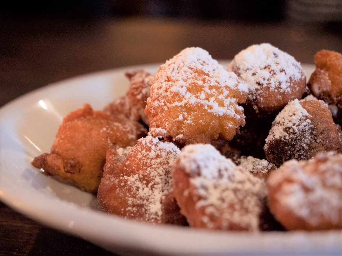 ヴェネツィアのカーニバルの時期に食べられる伝統菓子フリッテッレ（Frittelle）©iStock