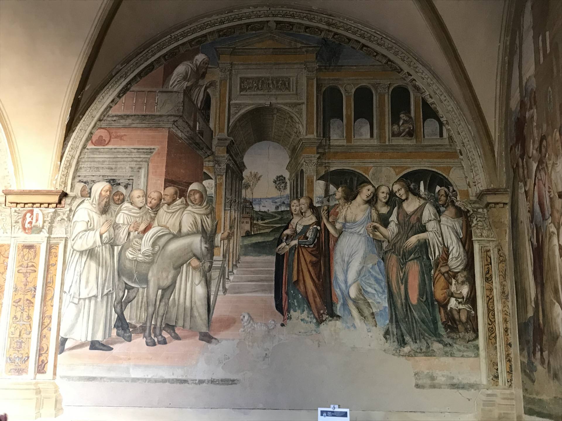 聖ベネディクトの生涯を描いたフレスコ画が美しい開廊の一部
