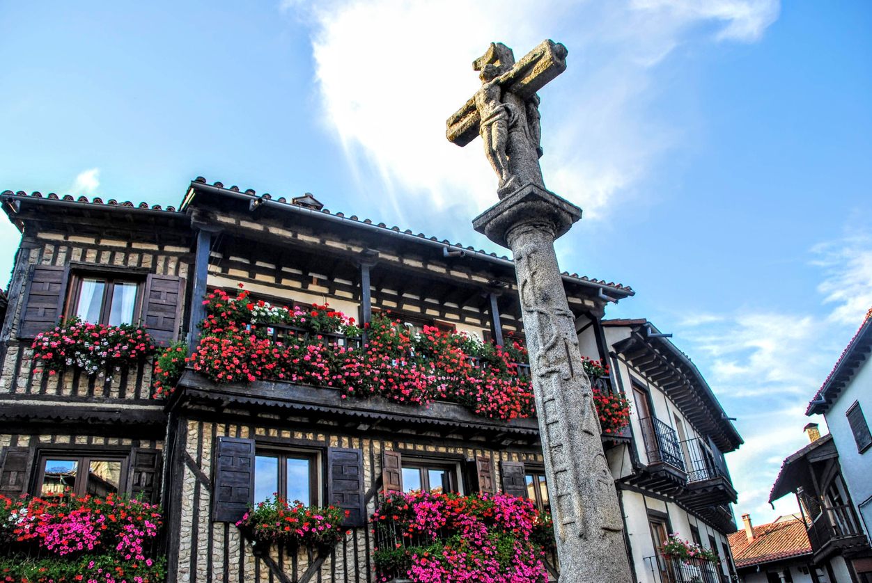 ラ・アルベルカのマヨール広場に立つ石の十字架
©iStock