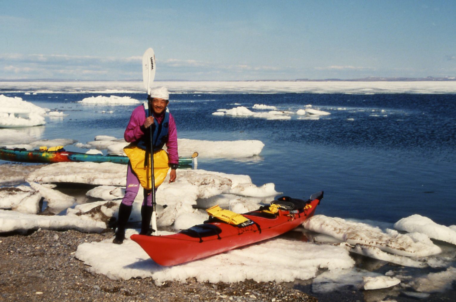 流氷が浮かぶアラスカ・ベーリング海遠征時の野元さん。当時40歳