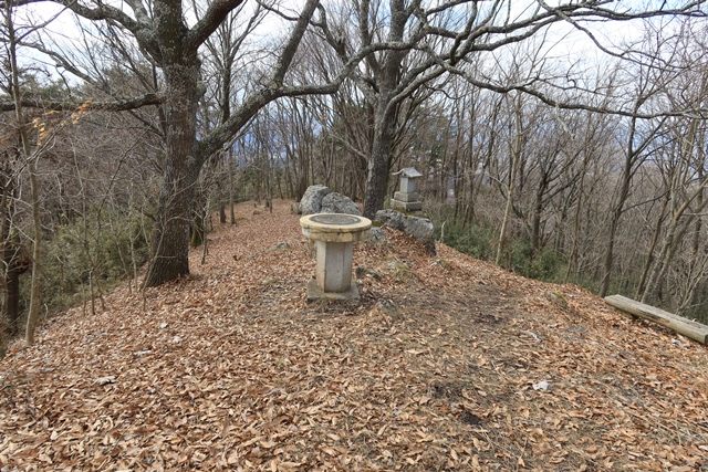 西音森山の頂を後にし、宇津峰へと向かいます。