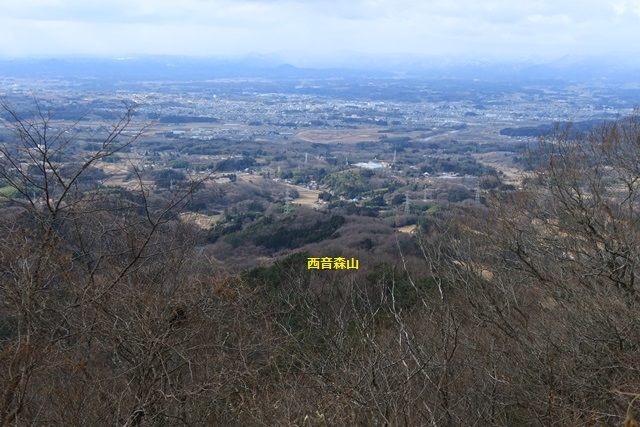 西音森山の先に須賀川市街地
会津境の山々は雲に覆われています。