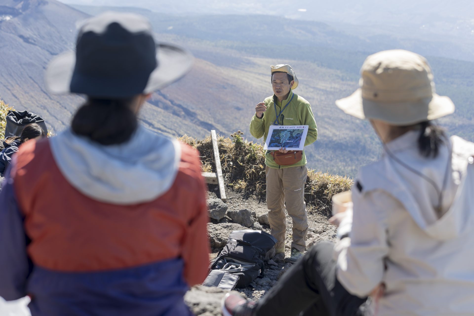 自作のパネルを使った分かりやすいガイドで、霧島山への理解が深まる