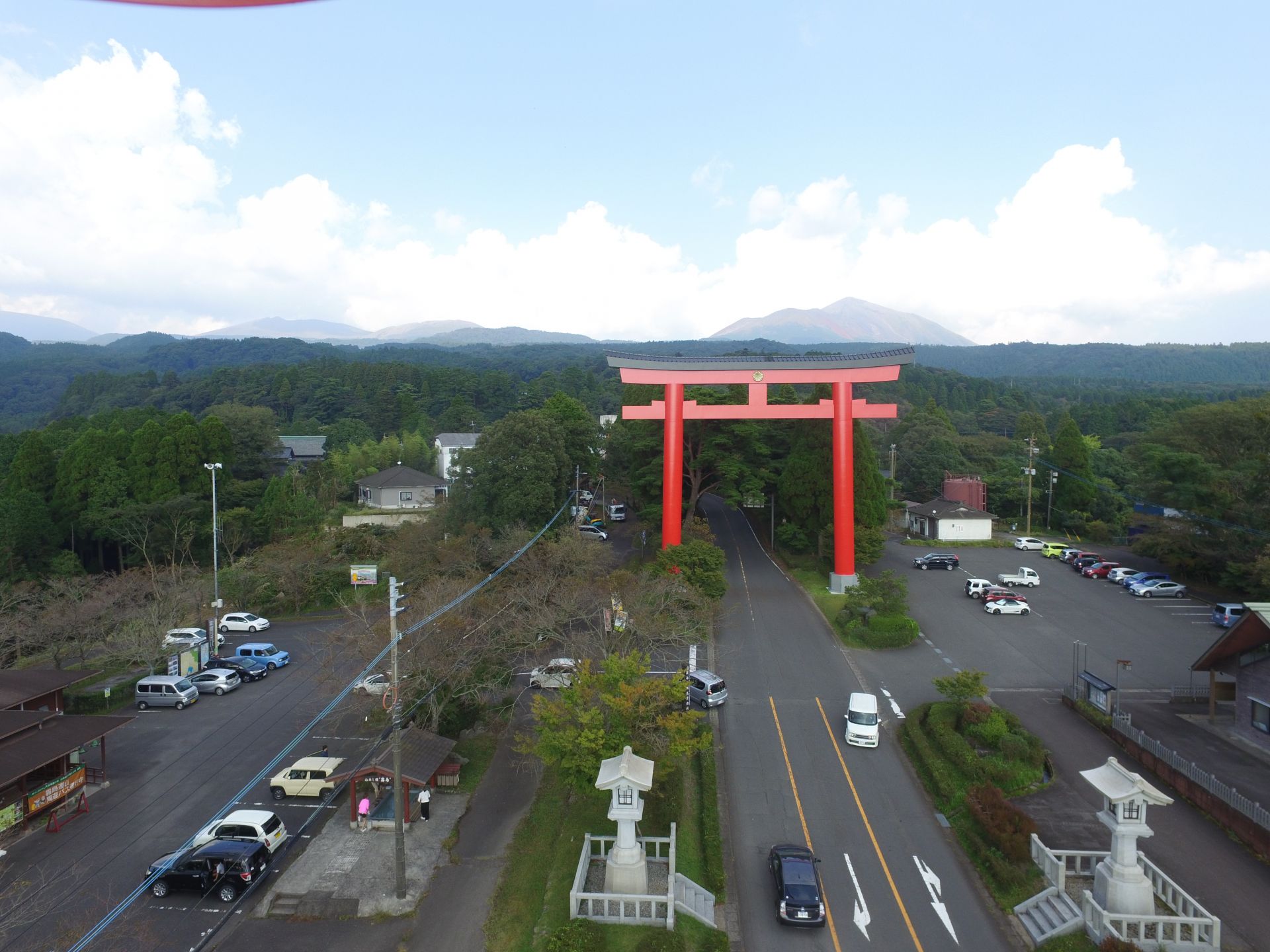 霧島神宮が御鎮座する森の背後に、霧島の山々が峰を連ねる