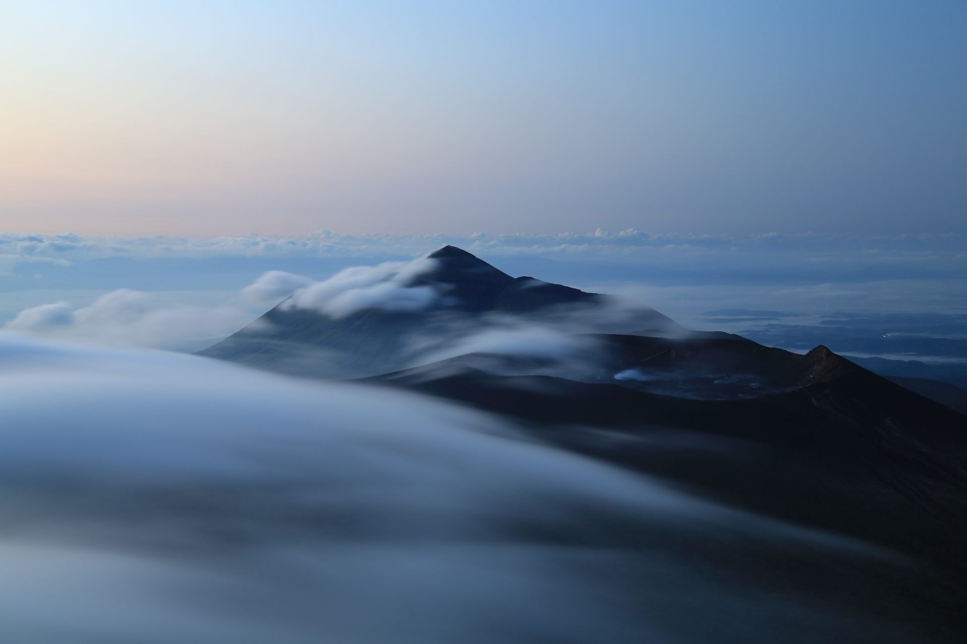 「霧に煙る海に浮かぶ島」と天上の神々が見立てた神秘的な光景