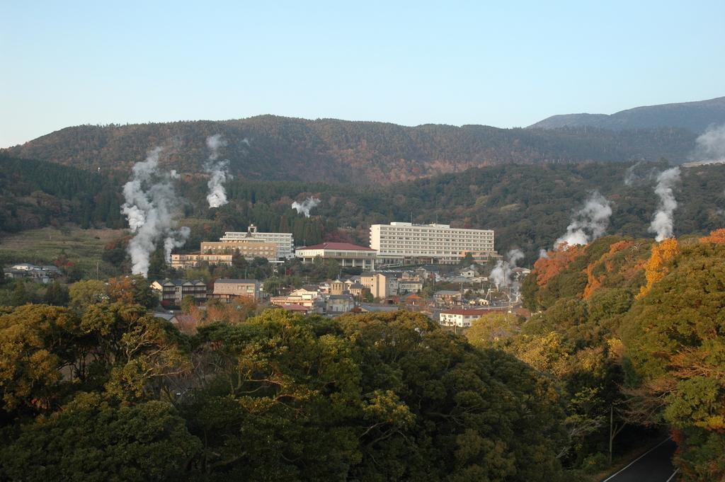 山肌から温泉の蒸気が幾つも上る、霧島温泉郷の風景。温泉も火山活動の恩恵のひとつ