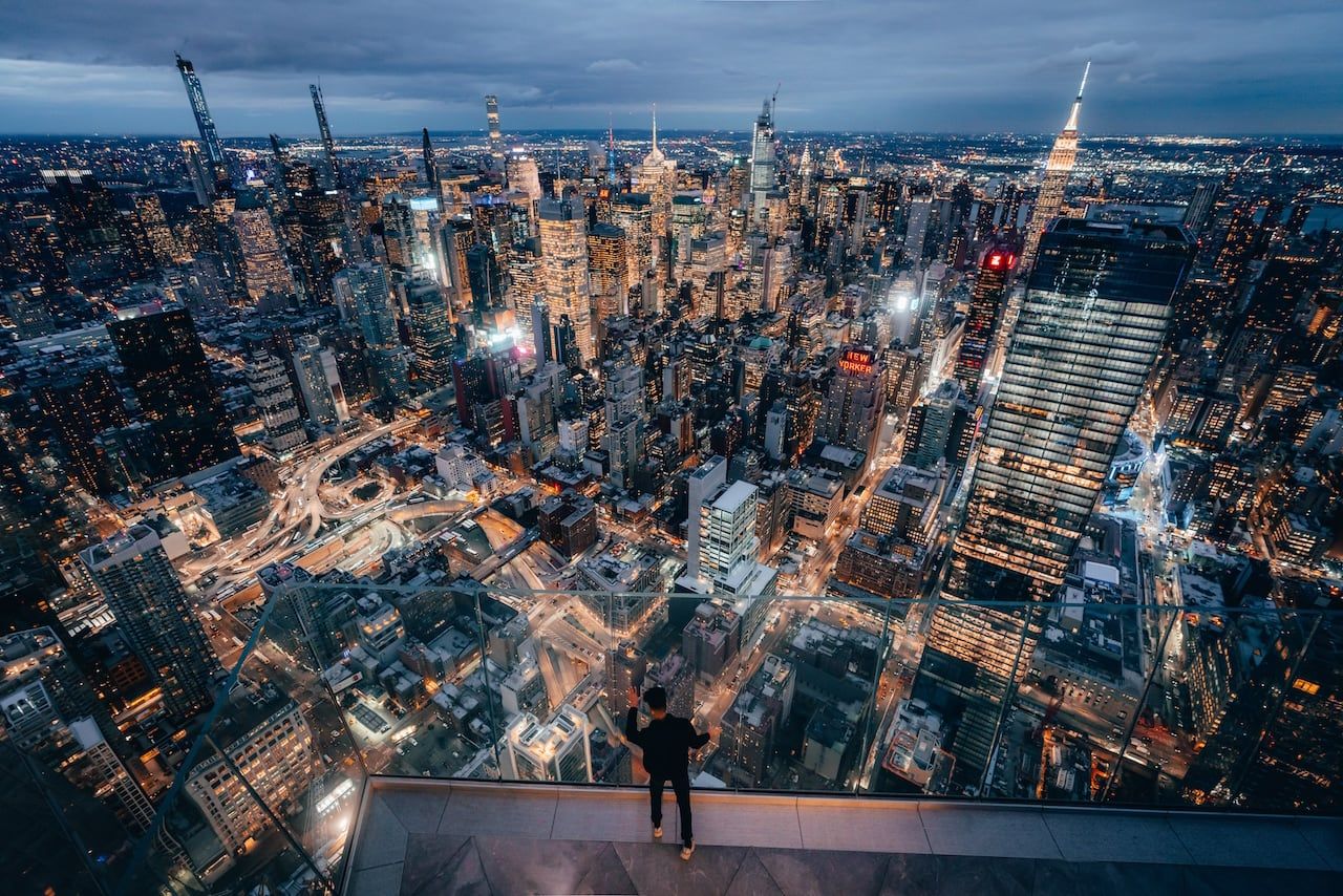 ひとり用の展望スペースから、マンハッタンの夜景をひとり占め