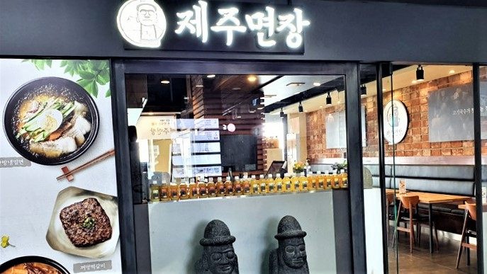 2階に入店する麺料理専門店「済州麺匠（Jeju noodles）」の外観