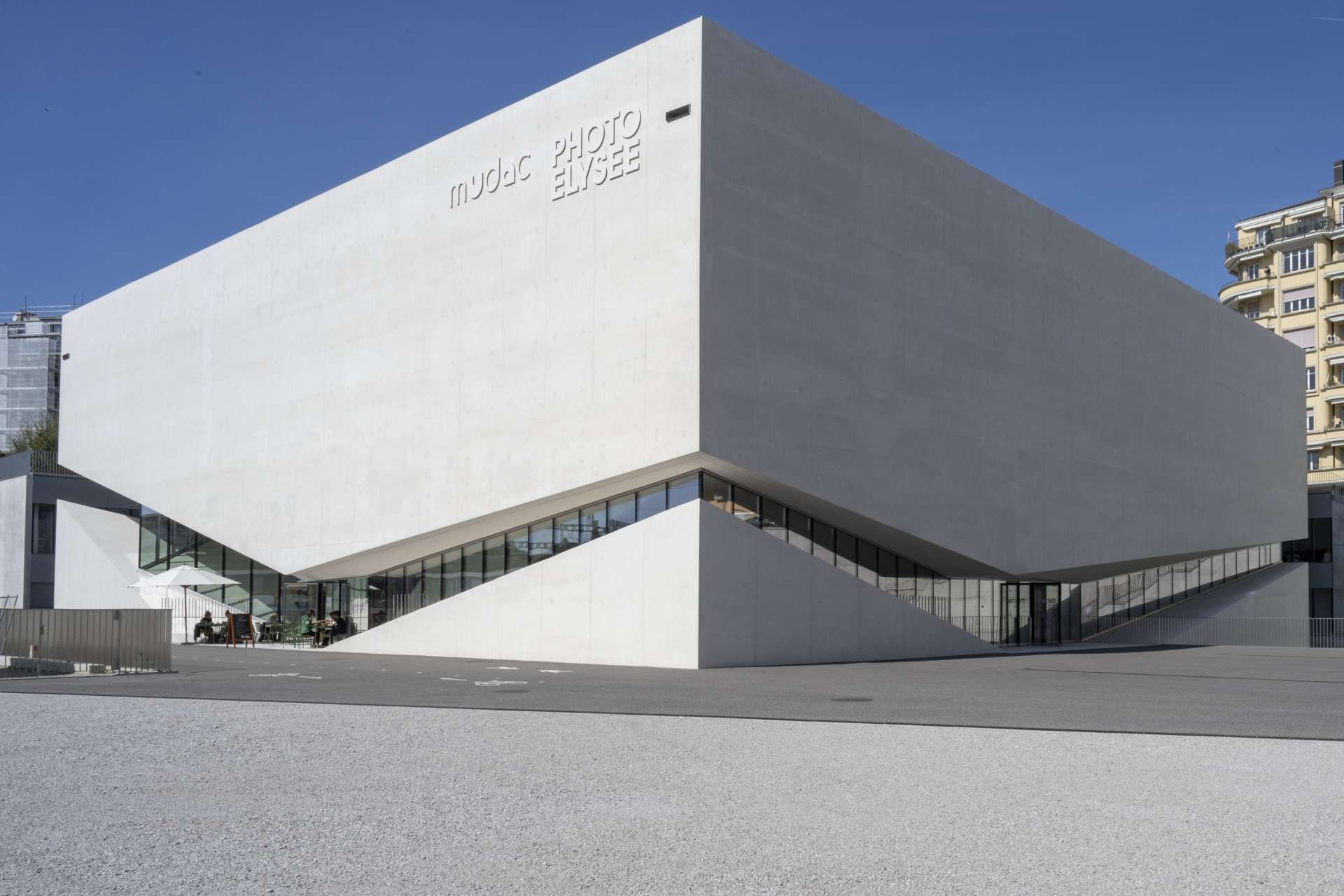 真っ白な四角い箱にスリットが入ったかのようなデザインの建物が2022年オープンの美術館