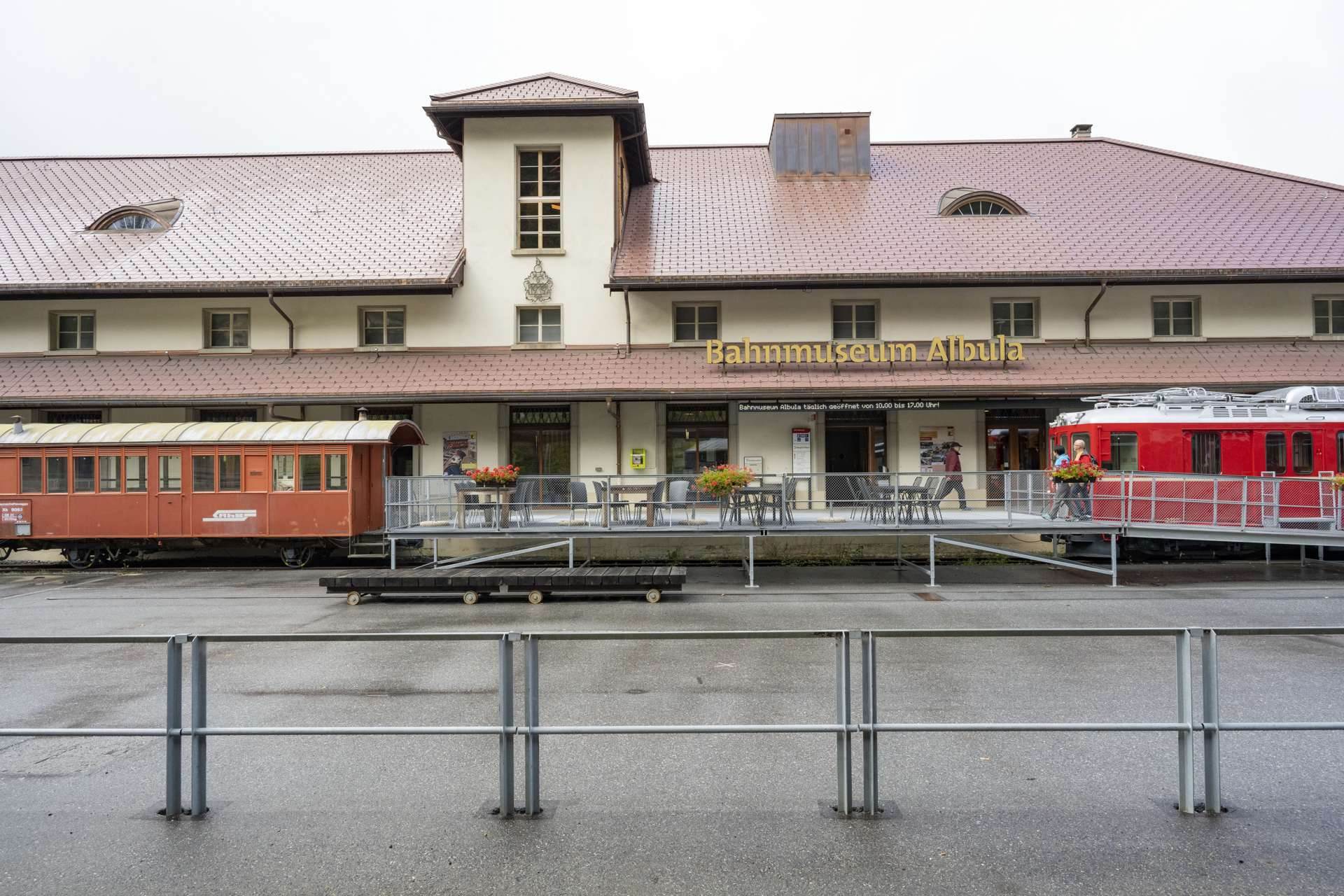 鉄道博物館はベルギューン鉄道駅の真向かいに位置している