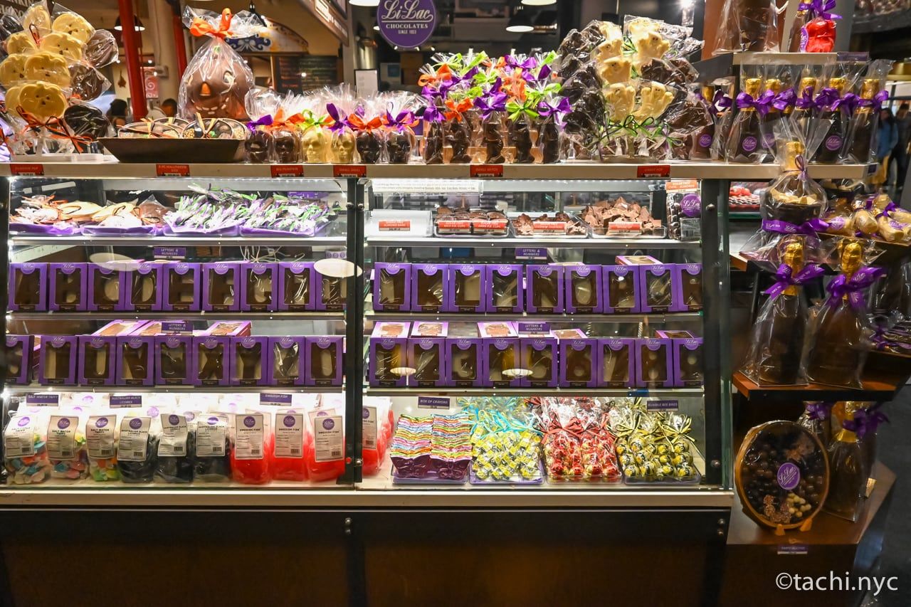 ハロウィン時期には、かぼちゃやお化けのチョコレートが並ぶ