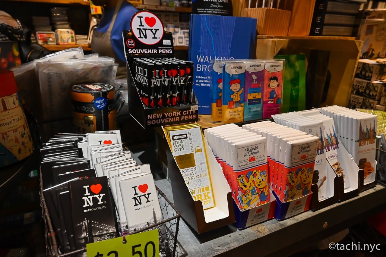 「チェルシー・マーケット・バスケット」で販売されているニューヨークロゴがついたおみやげ