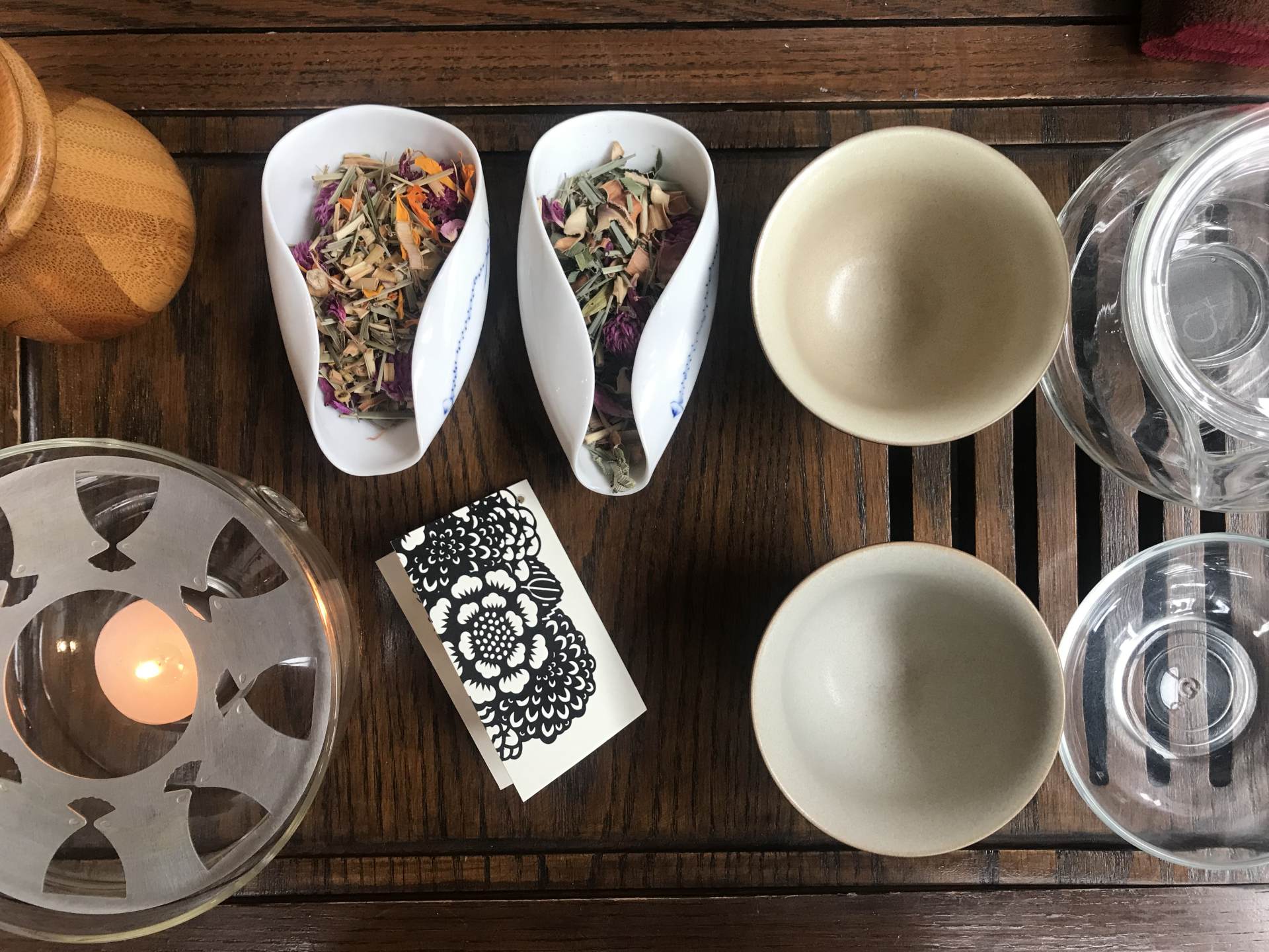 こちらのティーハウスは
中国茶マナーに応じたセッティング

ティーハウスの空気全体にオーナーの茶に対する愛しみの心、
誠意、愛情、芸術的知識の深さを感じます