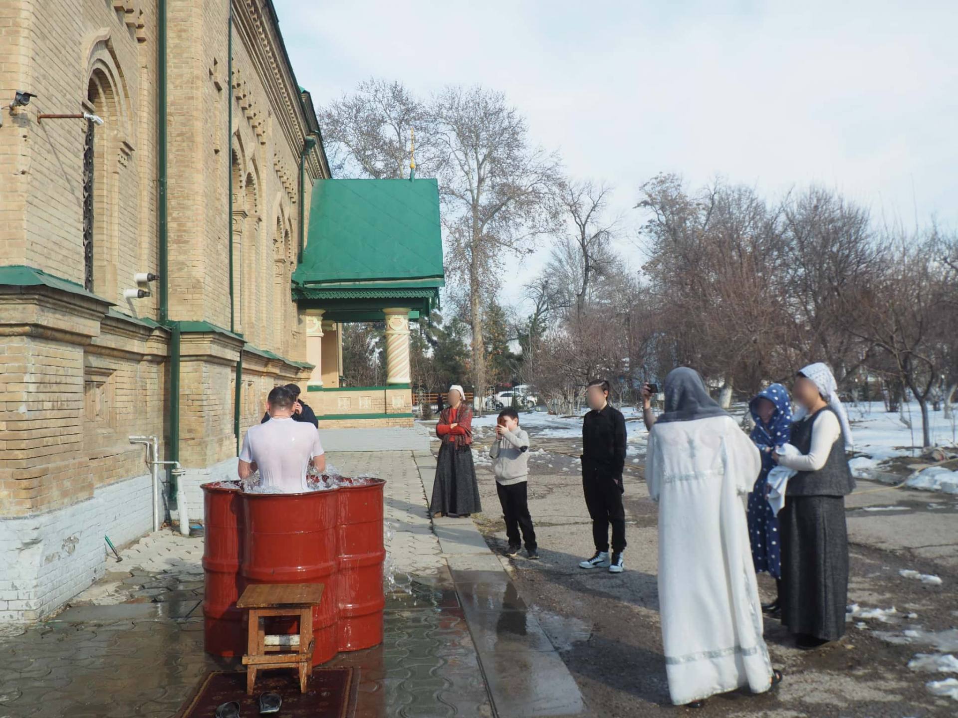 サマルカンドのロシア教会・聖アレクセイ教会　神現祭で水に浸かる