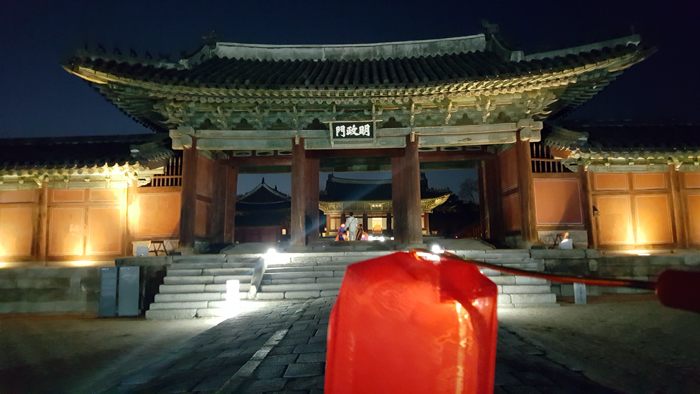 昌慶宮の夜間観覧では、無料で提灯も利用できる。