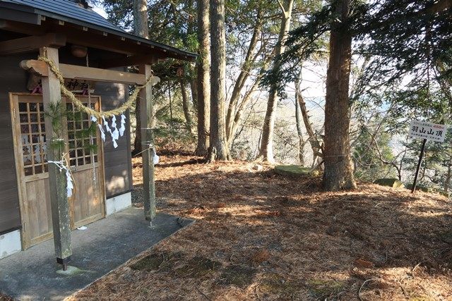 羽山(奥羽山)の頂へ到着です。