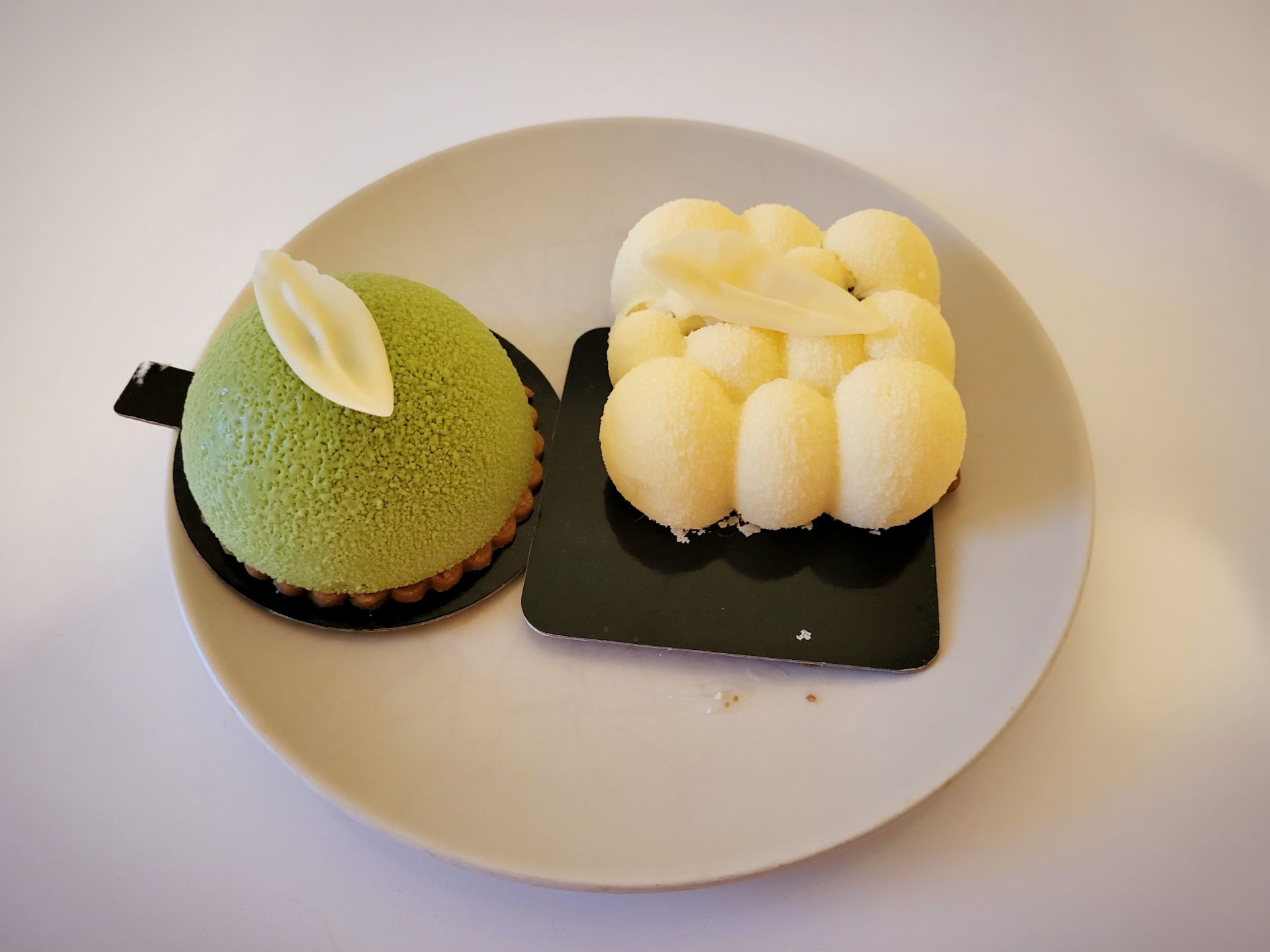 左：柚子ケーキ「KUMO（雲）」　右：柚子抹茶ケーキ