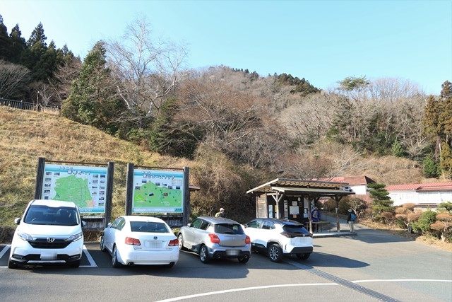 新地町にある[鹿狼山](https://www.shinchi-town.jp/soshiki/3/spot-karousan-tozan.html)へ行って来ました。
宮城県境に続く亘理地塁南部（阿武隈山地北部）に位置する標高429mの里山で、
眺望の良さと手軽さもあって、県内でも屈指の人気を誇る山の一つです。
今回は、水源の森登山口を起点に樹海コースを登って眺望コースを戻ります。