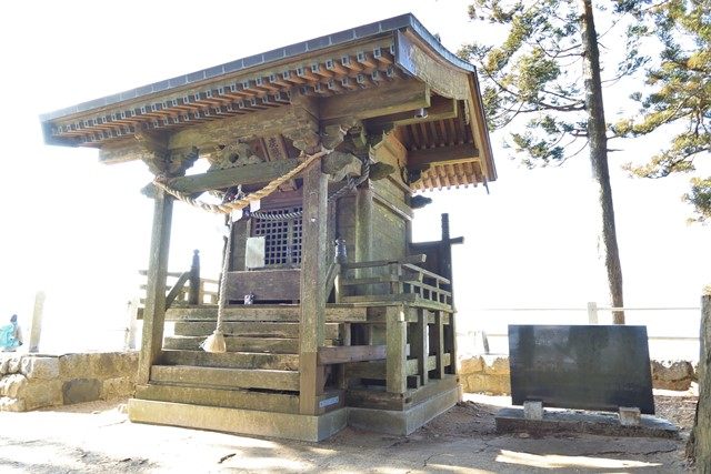 鹿狼山神社の祠です。