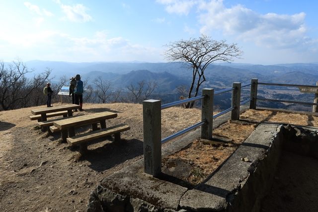 鹿狼山神社前より、ベンチの先に吾妻連峰を望みます。