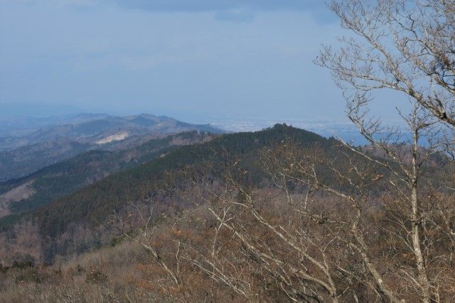 宮城県側へと続く亘理地塁の稜線です。
常磐線を利用しての七峰縦走も人気の様です。